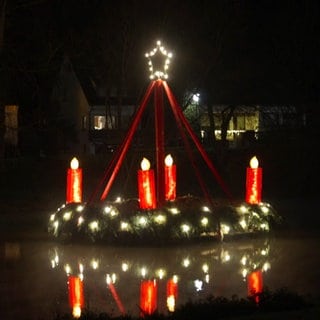 Überlebensgroßer Adventskranz im Weihnachtsdorf Waldbreitbach.