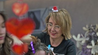 Friseurmeisterin Corina Hahn schenkt Freude mit einem kostenlosen Haarschnitt