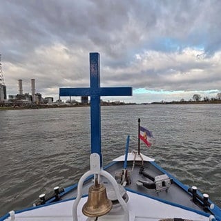 Das Boot des Hafenpfarrers unterwegs im Mannheimer Hafen