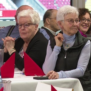 Weihnachtsessen für bedürftige Senioren in VIP-Lounge des 1. FCK