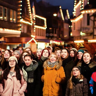 Menschen in weihnachtlichem Ambiente