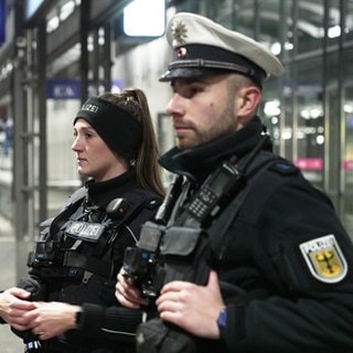 Lara und Lars von der Bundespolizei kümmern sich um die Sicherheit nachts am Bahnhof in Kaiserslautern.