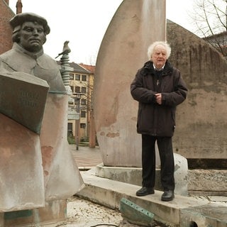 Friedhelm Borggrefe kämpft für die Sanierung des Lutherbrunnens.