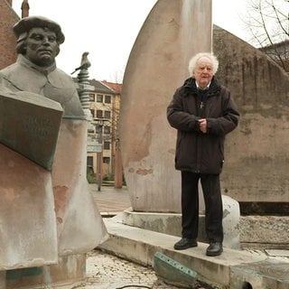 Friedhelm Borggrefe kämpft für die Sanierung des Lutherbrunnens.