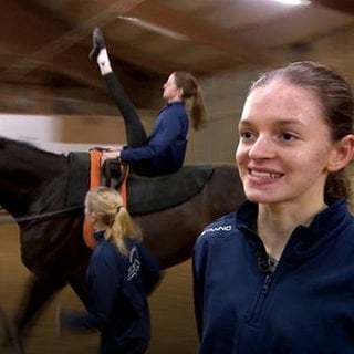 Amelie Walcher liebt das Voltigieren mit dem Pferd