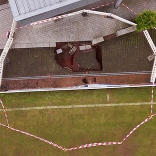 Mysteriöses Loch am Sportplatz des SV Steinwenden