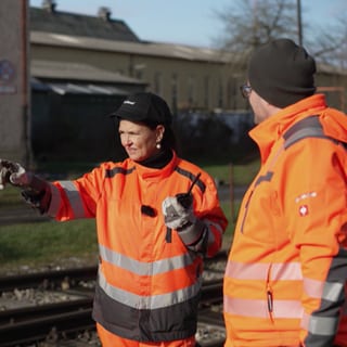 Nadja Wellhöfer lernt alles, was man als Lokführerin wissen muss, in der Bahn wie auf den Gleisen.