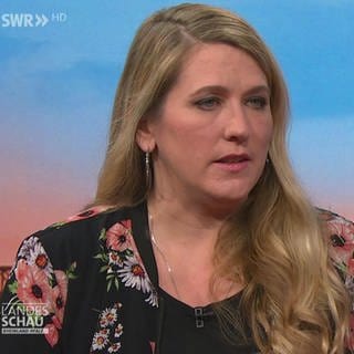 Mara Pfeiffer ist Journalistin und Fußballexpertin