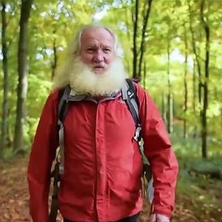Wanderführer Erwin Schottler im Wald