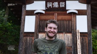 Andreas Becker vor einer Hütte in Japan