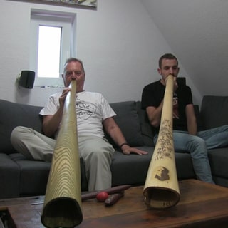 Peter Gläsel spielt Didgeridoo im Wohnzimmer