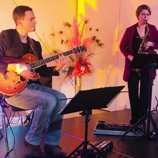 Lukas Roos und Kerstin Haberecht an Gitarre und Saxophon