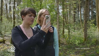 Emma Hufnagel nimmt ein Video mit dem Handy auf