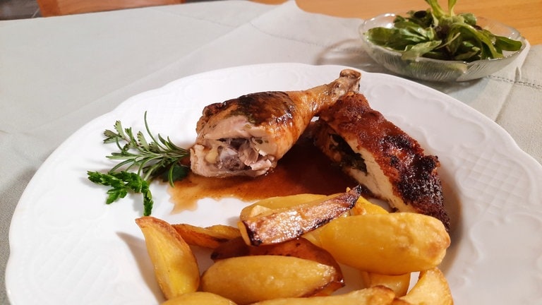 Kräuterhähnchen mit „Bechtolsheimer Pommes“ und Feldsalat - Landesschau ...