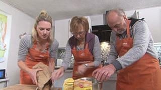 Susanne Nett (links) mit Gabi und Hans Pertsch in der Küche