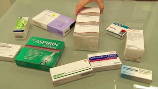 Aspirin - Originalprodukt und Generika liegen nebeneinander auf einer Theke