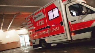 Rettungswagen parkt vor dem Eingang der Notaufnahme eines Krankenhauses