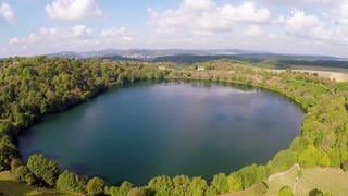 Über Jahrtausende hinweg bildeten sich in den Maaren Sedimentschichten, die viel über unsere Geschichte, das Klima und Wetterereignisse wie Starkregen verraten.