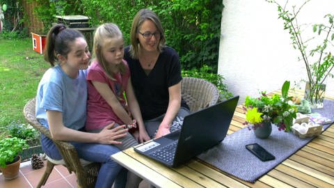 Familie vor dem Laptop
