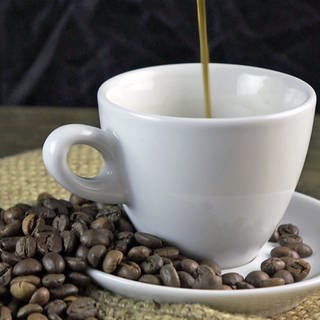 Kaffeebohnen und Kaffetasse