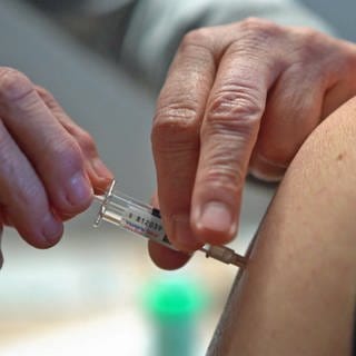 Wenn eine vollständig geimpfte Person  an Covid-19 erkrankt, spricht das Robert Koch-Institut von einem Impfdurchbruch.