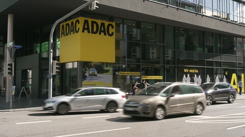 Viele Automobilclubs - wie hier der ADAC - bieten ihren Mitgliedern Vertragschecks an, wenn es um Leasing- oder Abo-Optionen geht.