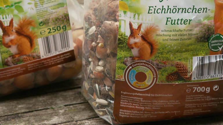 Bietet der eigene Garten keine oder nicht ausreichend Nahrung für Eichhörnchen, gibt es im Handel spezielles Eichhörnchenfutter (5 - 7 Euro).