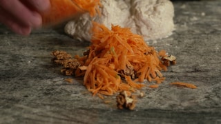 Karottenraspeln und Walnüsse geben diesem Teig noch mehr Geschmack