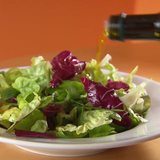 Frische-Kick dank gutem Dressing: die richtige Salatsoße wertet Salate auf. 
