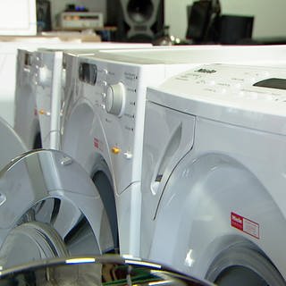 Reihe gebrauchter, überholter Waschmaschinen mit geöffnetet Front-Bullaugen
