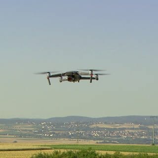Drohne schwebt vor Landschaftspanorama