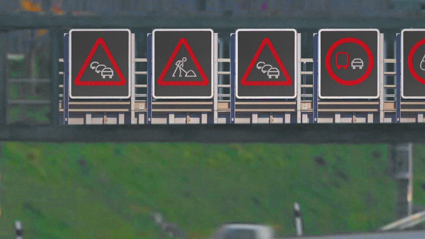Schilderbrücken mit aktualisierbaren Hinweisschildern helfen, den Verkehr intelligent zu steuern.