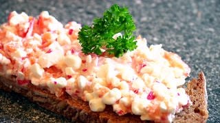 Karotten- Radieschen-Dip auf Brotscheibe