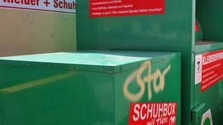 Bild von zwei Altkleidercontainern