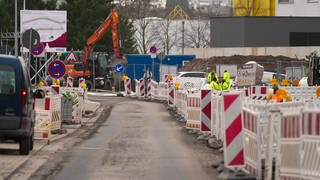 Wenn in einer Gemeinde eine Straße neu gemacht wird, müssen die Anlieger sogenannte Straßenausbaubeiträge bezahlen.