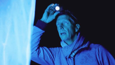 Mit einer UV-Lichtlampe als Mondersatz lockt Nachtfalterexperten Erik Opper aus Mainz seine Studienobjekte an.
