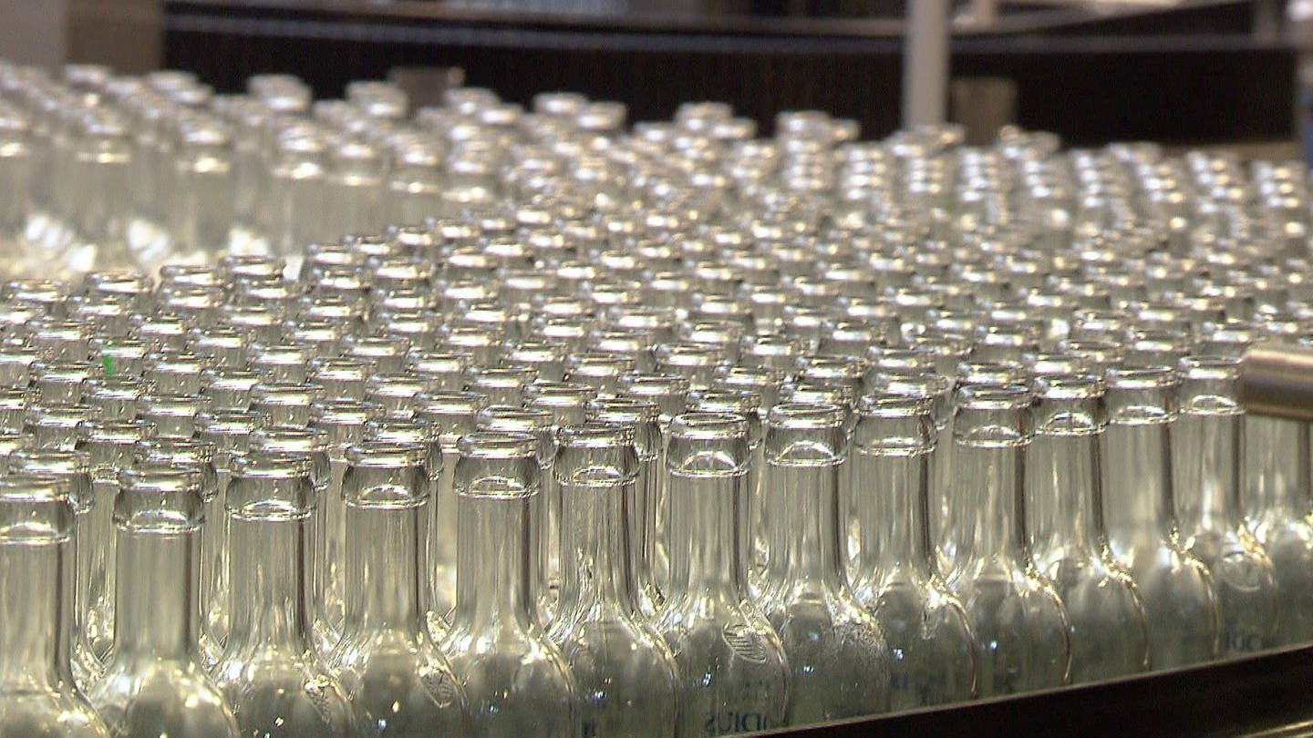 Glaschflaschen in einer Abfüllanlage