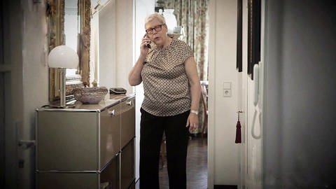 Seniorin beim telefonieren