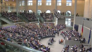 Bundestagssitzung, Blick in den Plenarsaal mit zahreichen Abgeordneten im Plenum