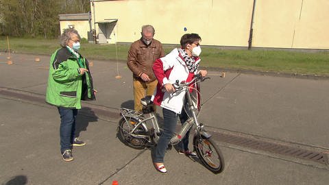 Pedelec-Kurs: Teilnehmerin lernt neues Fahrrad kennen.