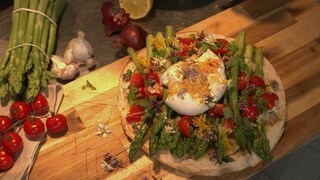 Fladenbrot mit grünem Spargel, Burrata, Tomaten und Zitrone