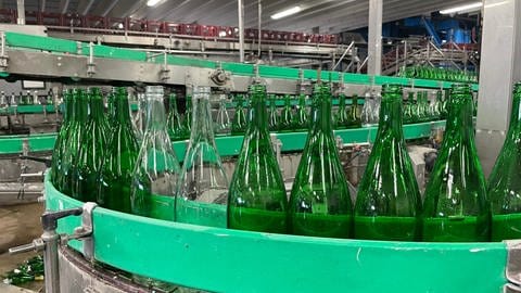 Mehrwegflaschen aus Glas können bis zu 50-mal wieder befüllt werden.