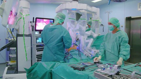 Chirurgischer Eingriff in einer virtuellen Operationsumgebung, Arzt, Schwester, Roboter, Patient