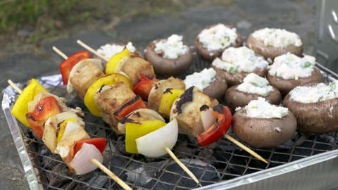 Am gesündesten und nachhaltigsten ist es, sein Grillgut selbst zuzubereiten. Festere Gemüsesorten, Kartoffeln und Süßkartoffeln lassen sich besonders gut grillen.