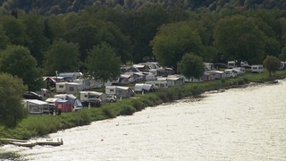 Rheinland-Pfalz hat in Sachen Camping einiges zu bieten. Gerade in der Moselregion liegen viele Stellplätze direkt am Wasser. 