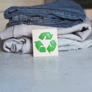 Mode aus recyceltem Kunststoff - wie nachhaltig ist der Trend tatsächlich?