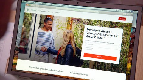 Airbnb-Webseite, zu sehen auf Laptop-Bildschirm