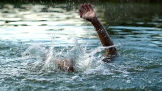 Ein Grund für schwere Badeunfälle: Kinder können nicht gut genug schwimmen. 