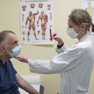 Parkinson: Die Krankheit ist derzeit nicht heilbar. Mit modernen Medikamenten und einem gesunden Lebensstil lässt sich der Krankheitsverlauf aber verlangsamen. 