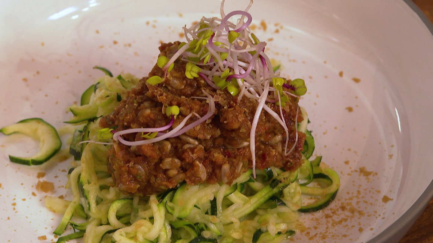 Rohkost-Spaghetti mit Bolognese und veganem Parmesan